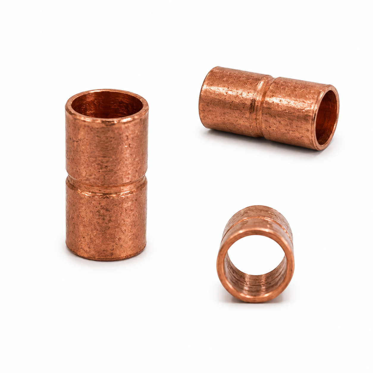 Luva de Cobre 1/4 x 1/32 com duas extremidades lisas para união reta de tubulações em sistemas de climatização e refrigeração, comercializada pela Grupo Smart Rio.