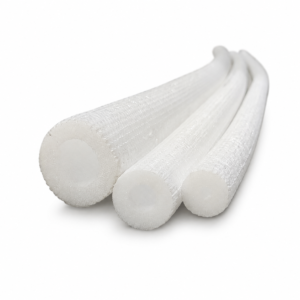 Material esponjoso branco para climatização e refrigeração, apresentado em formato cilíndrico e tubular, flexível e disponível em diferentes diâmetros para utilização auxiliar em instalações técnicas.
