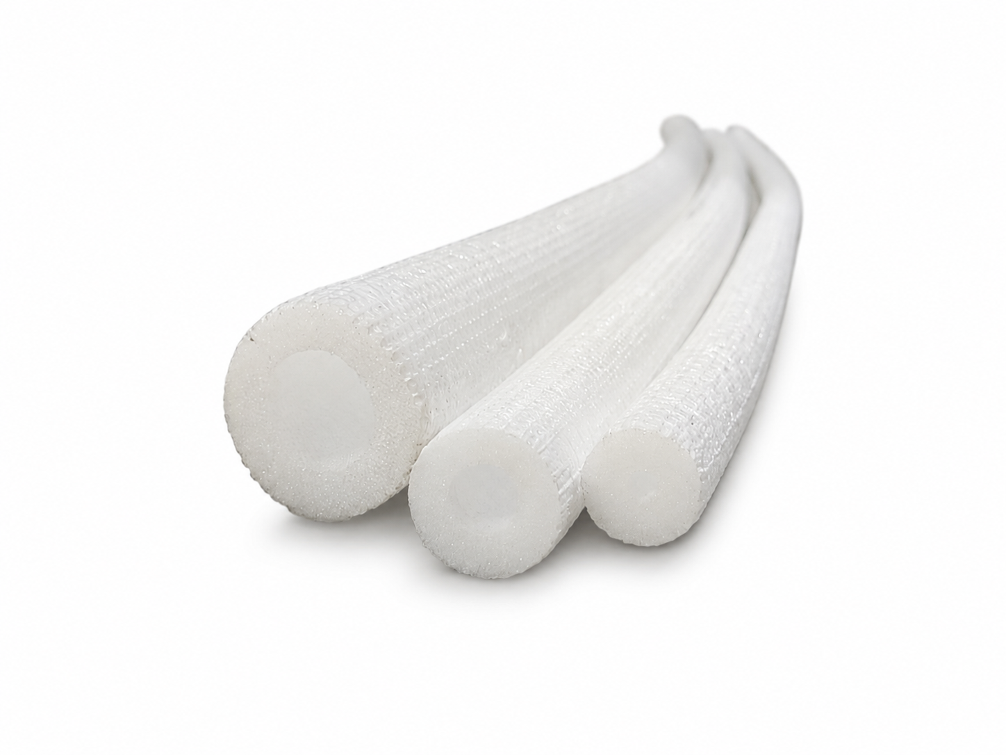 Material esponjoso branco para climatização e refrigeração, apresentado em formato cilíndrico e tubular, flexível e disponível em diferentes diâmetros para utilização auxiliar em instalações técnicas.